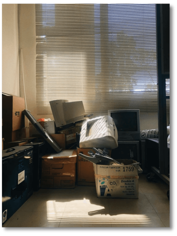 Pièce à débarrasser avec cartons et objets