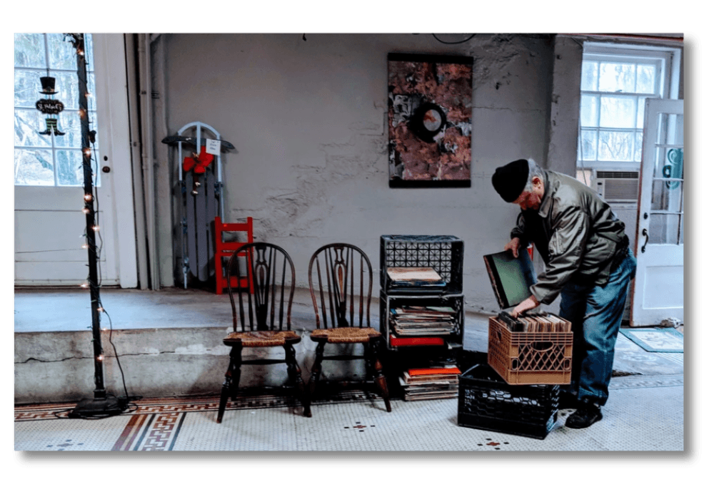 Espace brocante avec objets anciens